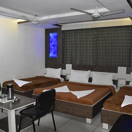 אחמדאבאד Midtown Hotel מראה חיצוני תמונה