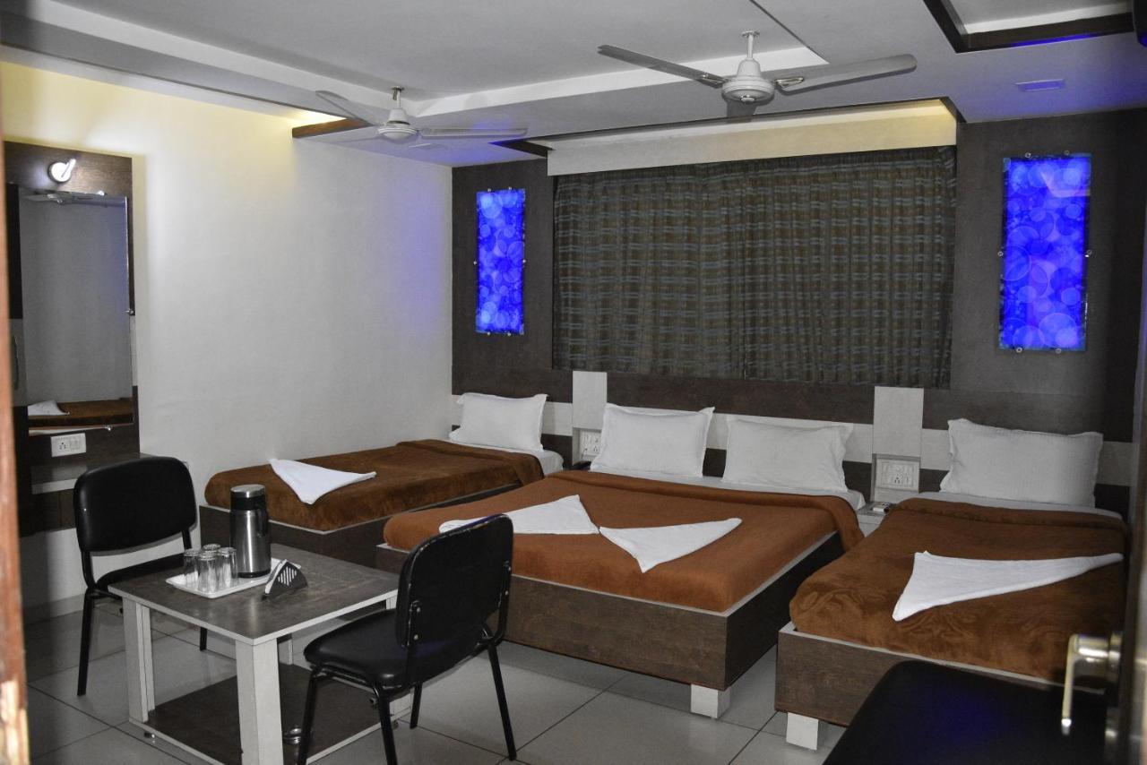 אחמדאבאד Midtown Hotel מראה חיצוני תמונה