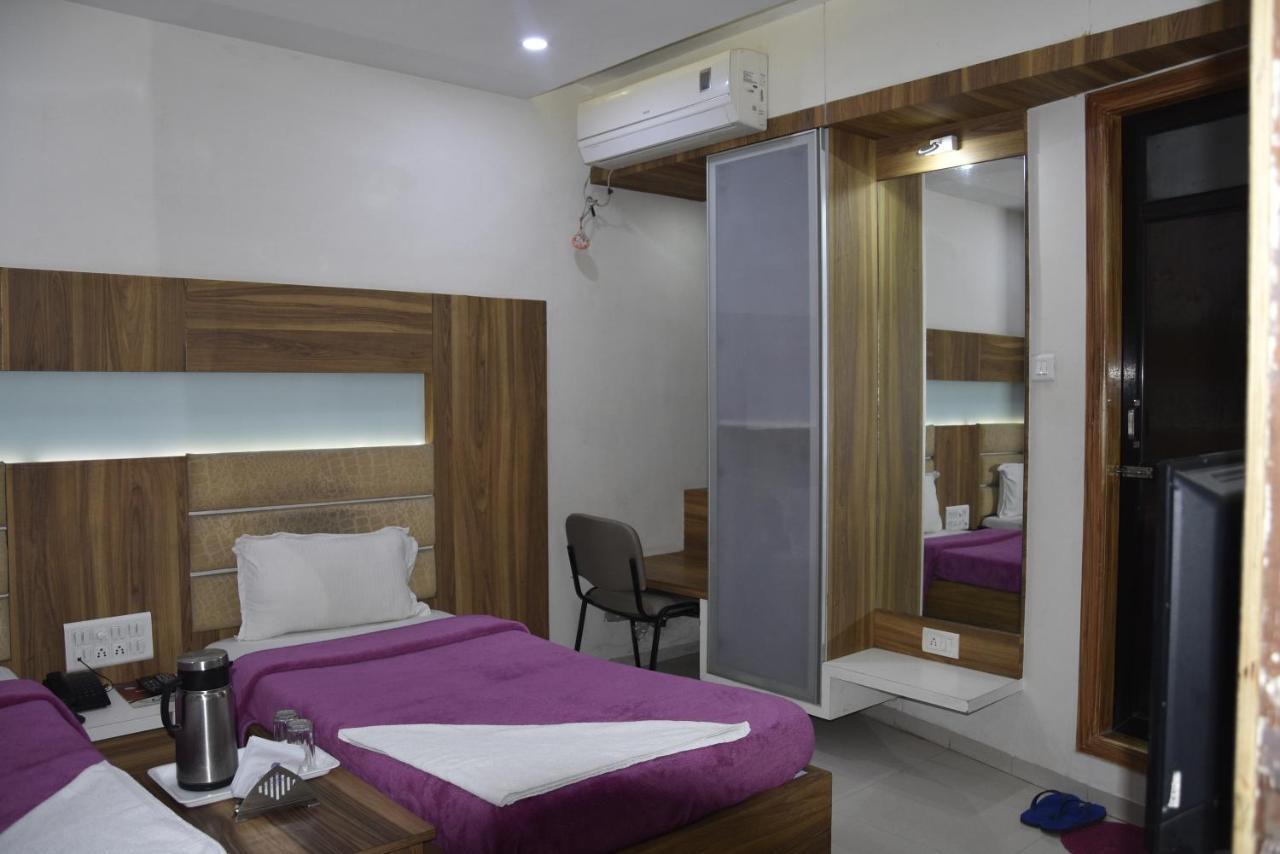 אחמדאבאד Midtown Hotel מראה חיצוני תמונה