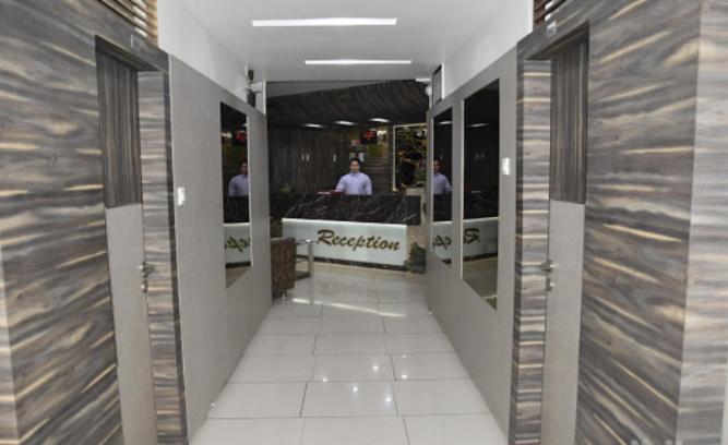 אחמדאבאד Midtown Hotel מראה חיצוני תמונה